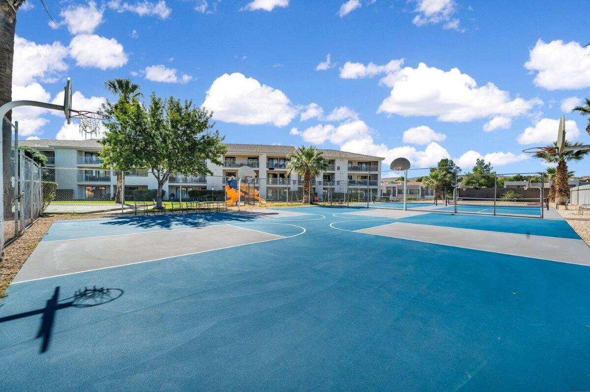 Modern - Pools, Courts & Scenic Views