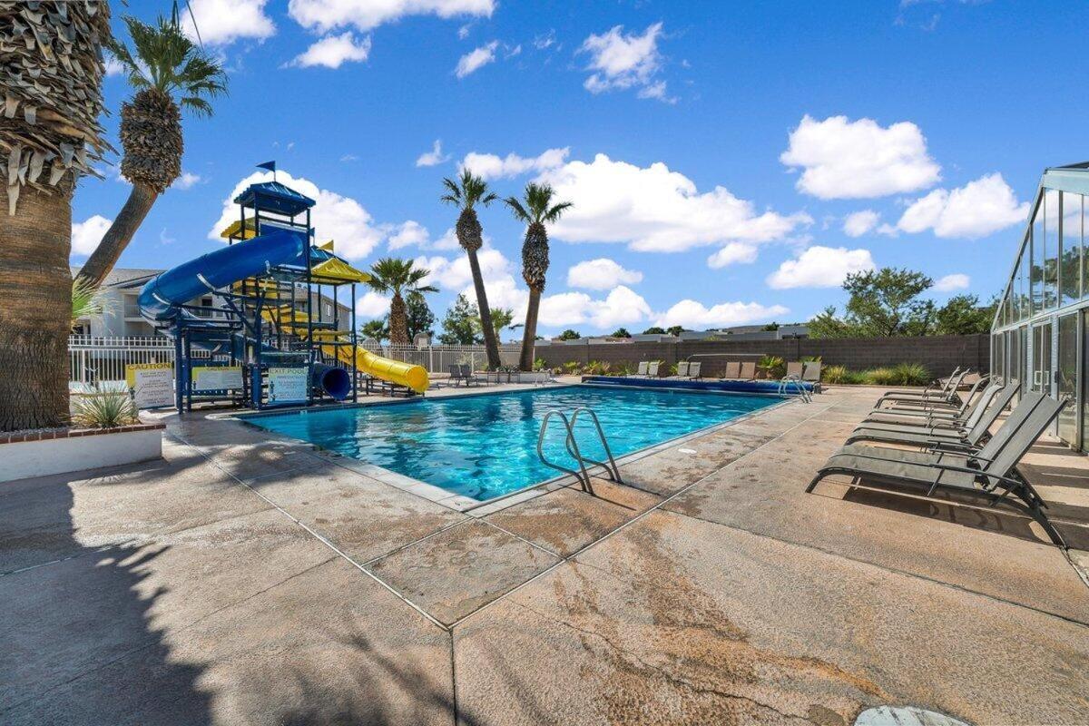 Modern - Pools, Courts & Scenic Views Apartment *