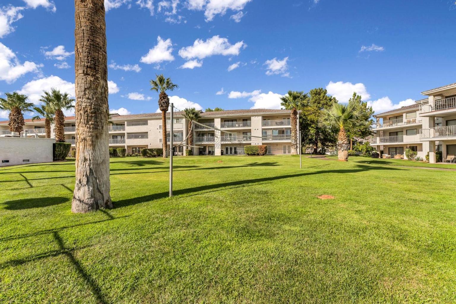 Modern - Pools, Courts & Scenic Views Apartment *