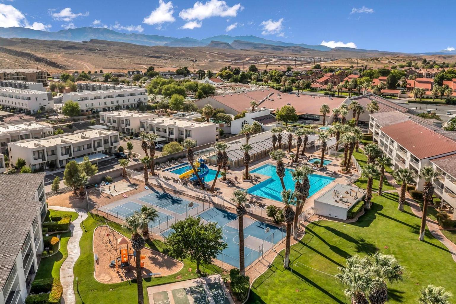 Modern - Pools, Courts & Scenic Views Apartment