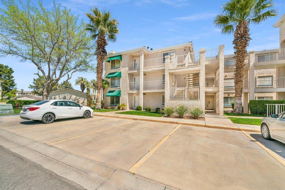 Modern - Pools, Courts & Scenic Views Apartment St. George
