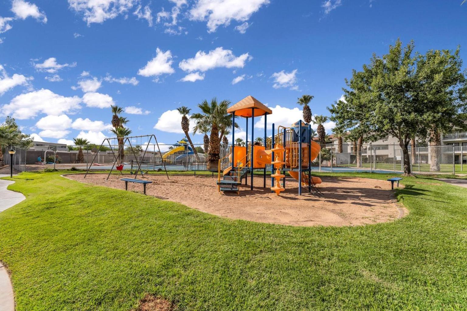 Modern - Pools, Courts & Scenic Views