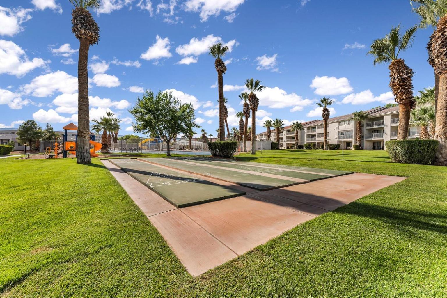 Modern - Pools, Courts & Scenic Views Apartment *