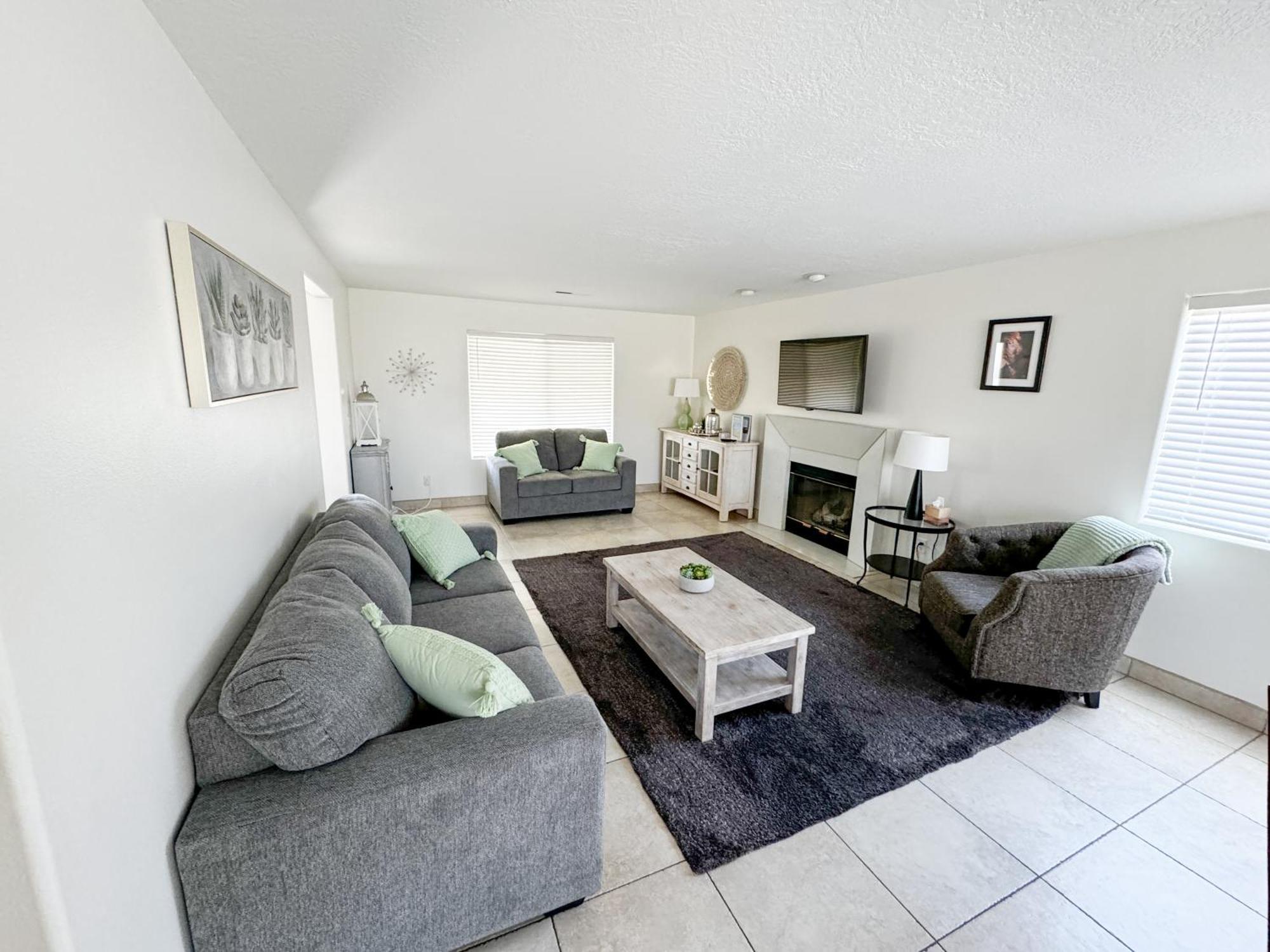 Apartment Modern - Pools, Courts & Scenic Views