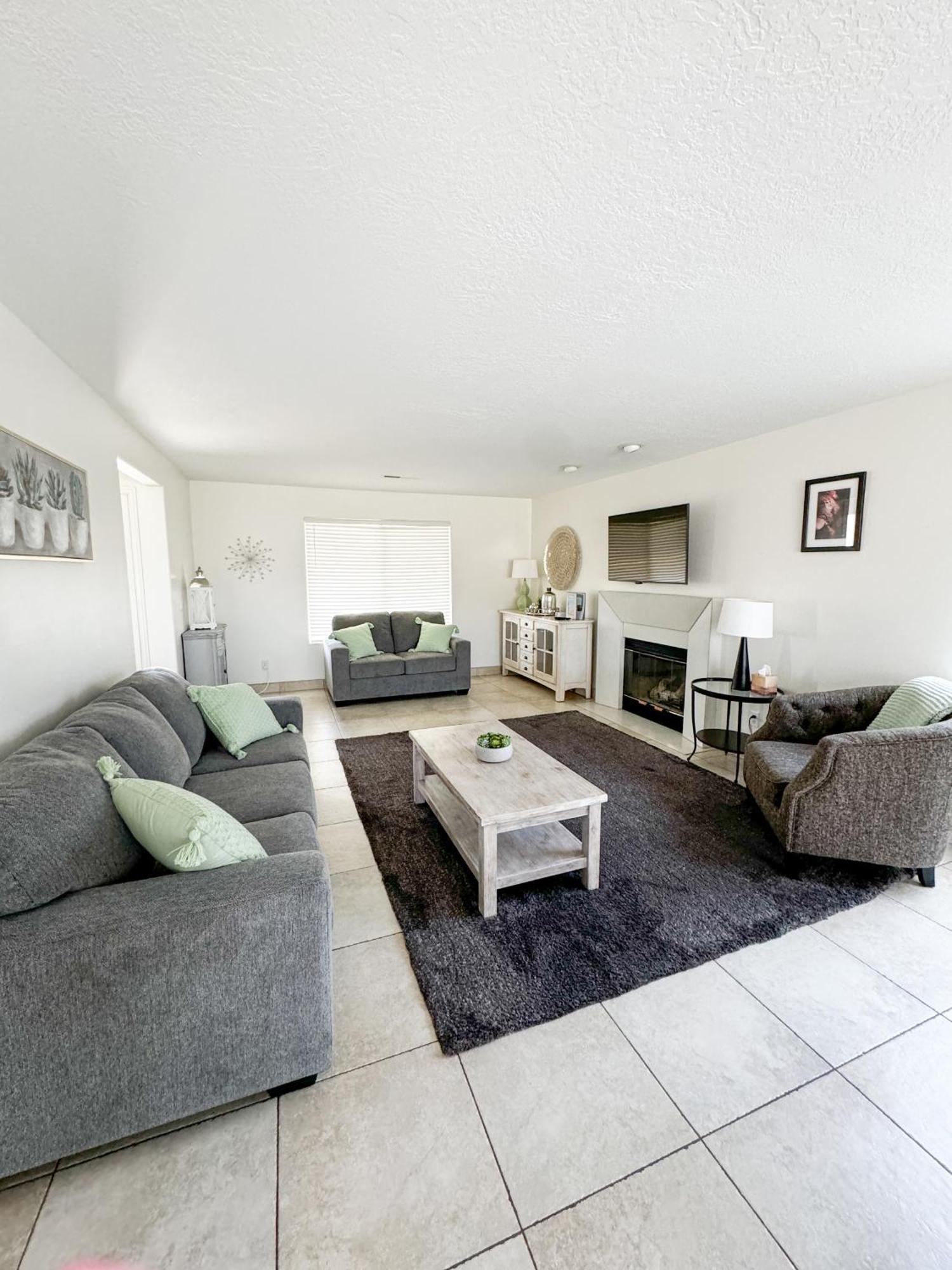 Modern - Pools, Courts & Scenic Views * St. George