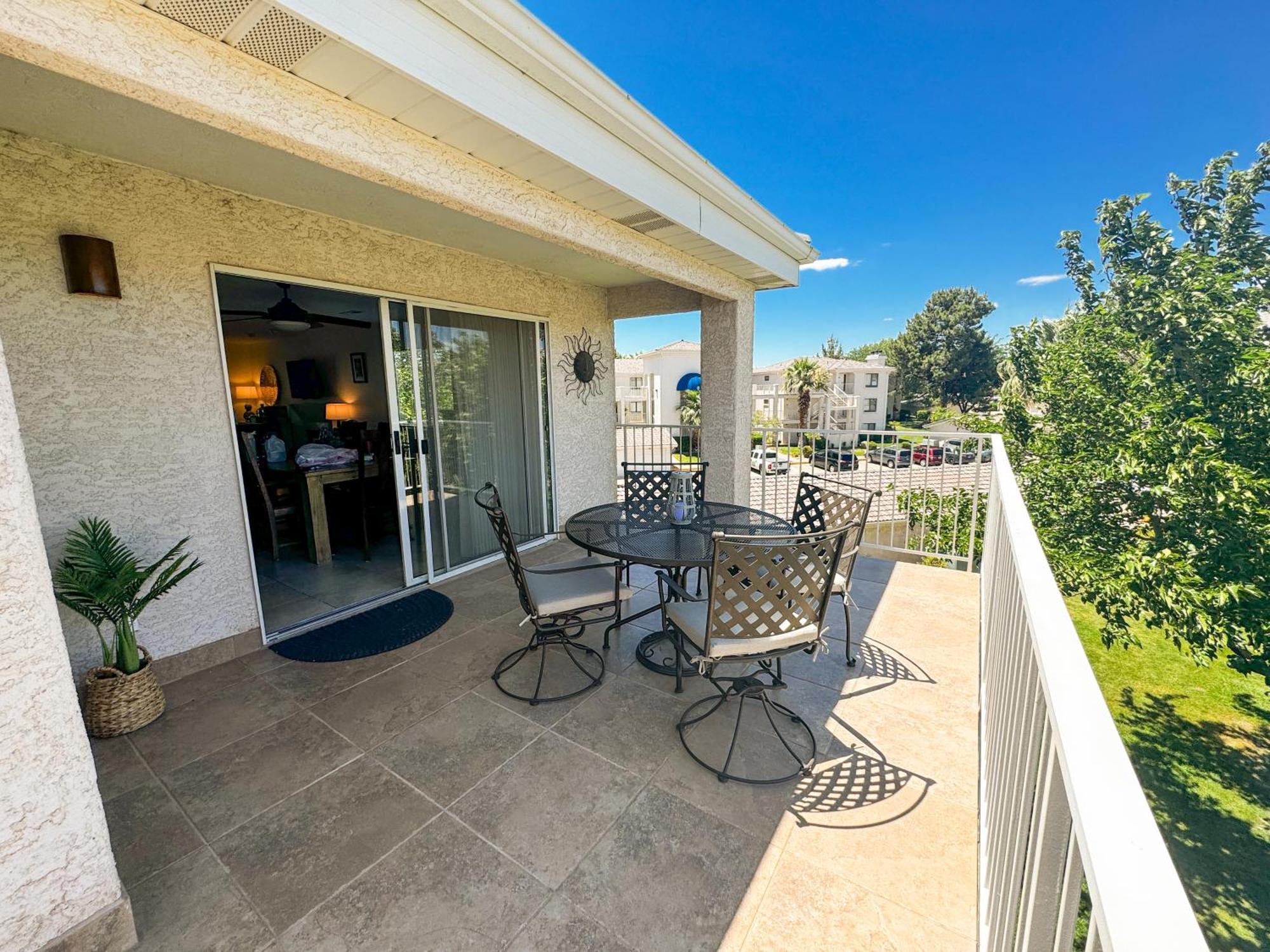 Modern - Pools, Courts & Scenic Views Apartment St. George