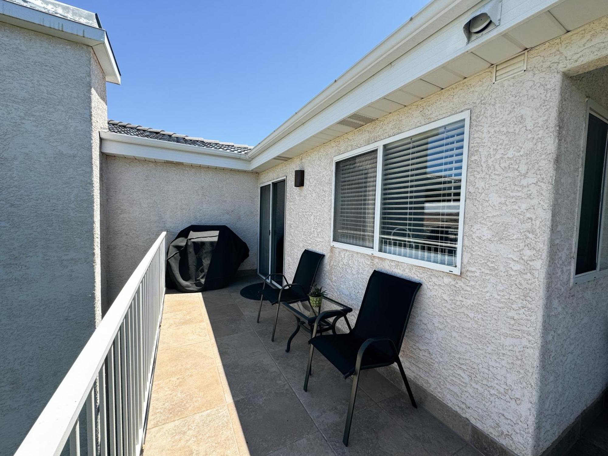 Modern - Pools, Courts & Scenic Views Apartment